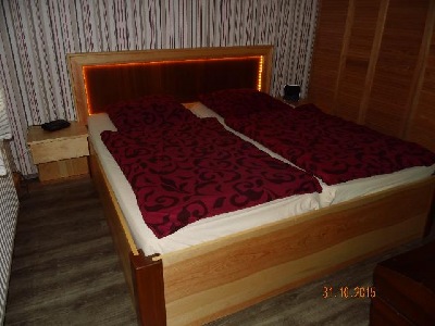 Doppelbett in Furniergestaltung mit Beleuchtung